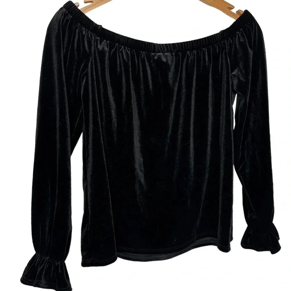 One Clothing Off the Shoulder Top Medium Black Velvet Ruffle Cuff CT7439-Z997